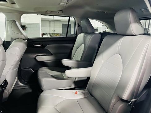 Used 2023 Toyota Highlander XLE image 28