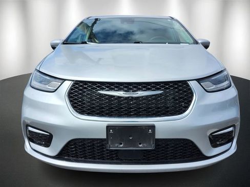 Used 2023 Chrysler Pacifica Touring-L image 2