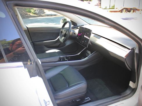 Used 2020 Tesla Model 3 Standard Range RWD image 32