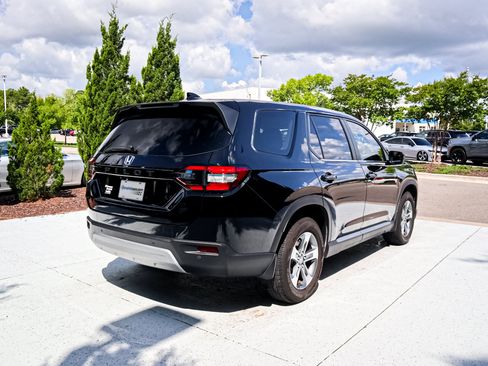 Used 2025 Honda Pilot EX-L image 10