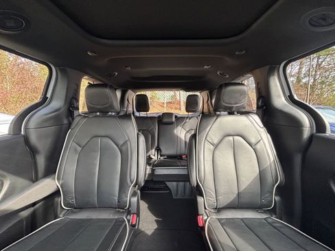Used 2025 Chrysler Pacifica Limited image 39