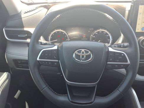Used 2023 Toyota Highlander XLE FWD image 13