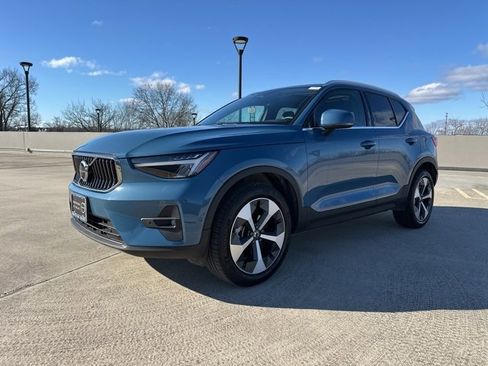 Certified 2025 Volvo XC40 B5 Plus image 4
