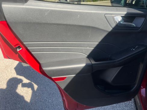 Used 2021 Ford Escape SE w/ SE Sport Appearance Package image 15