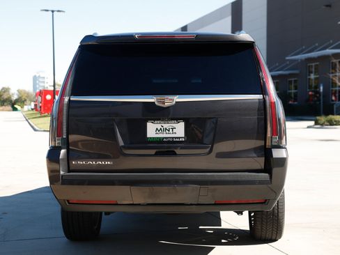 Used 2017 Cadillac Escalade ESV Platinum image 10