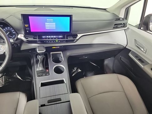 Used 2025 Toyota Sienna XLE FWD image 16
