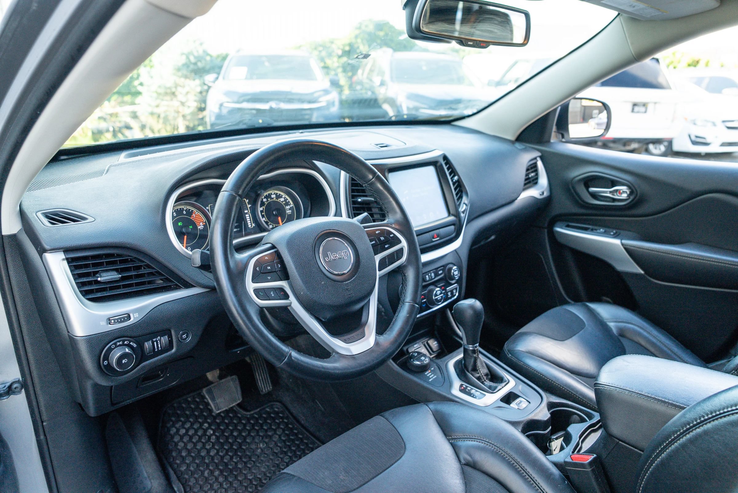 Used 2018 Jeep Cherokee Latitude Plus w/ Comfort/Convenience Group AWD/4WD image 13