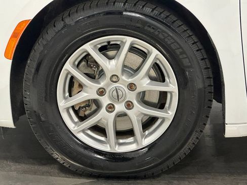 Used 2022 Chrysler Pacifica Touring-L FWD image 18