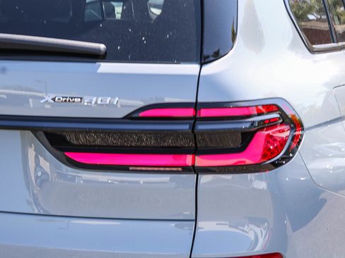 New 2027 BMW X7 xDrive40i w/ M Sport Package AWD/4WD image 7