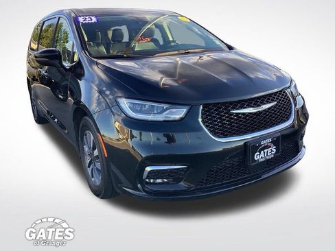 Used 2023 Chrysler Pacifica Touring-L FWD image 1