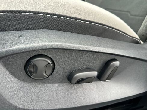 New 2026 Volkswagen Taos SE image 4