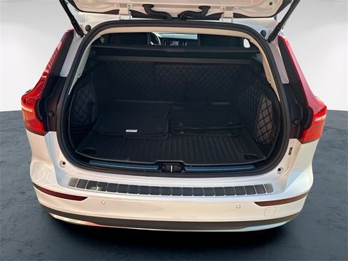 Used 2024 Volvo V60 B5 Cross Country Ultimate w/ Protection Package Premier image 8