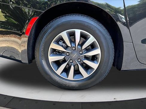 Used 2023 Chrysler Pacifica Limited FWD image 36