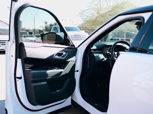 Used 2021 Land Rover Range Rover Velar R-Dynamic S image 7