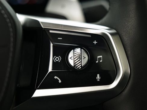 Used 2025 BMW 740i w/ Premium Package image 35