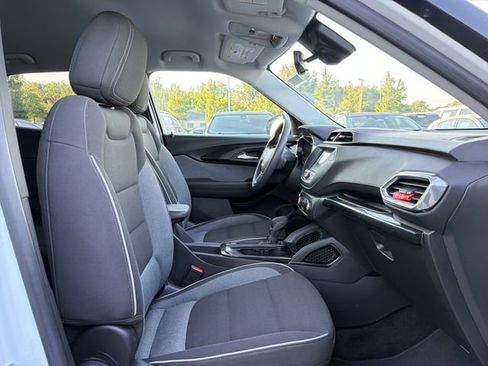 Used 2023 Chevrolet TrailBlazer LT FWD image 17
