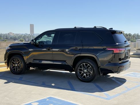 Used 2024 Toyota Sequoia Platinum image 9