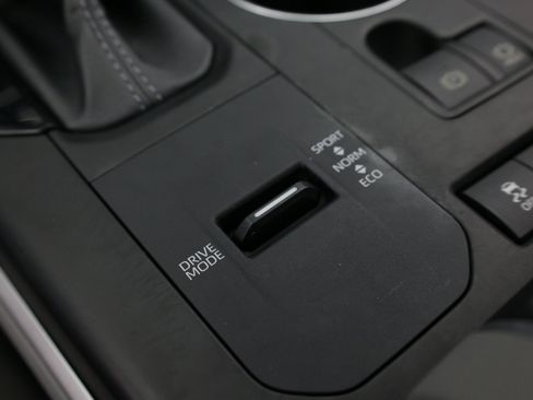 Used 2022 Toyota Highlander XLE FWD image 23