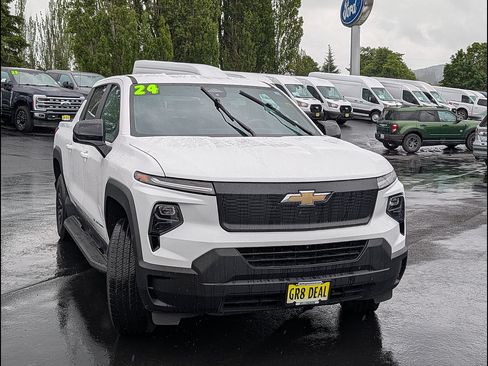 Used 2024 Chevrolet Silverado EV W/T AWD/4WD image 4