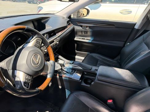 Used 2016 Lexus ES 350 w/ Luxury Package w/Wood Trim FWD image 5