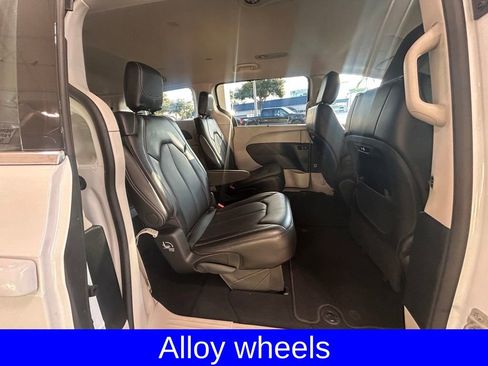 Used 2024 Chrysler Pacifica Touring-L image 30
