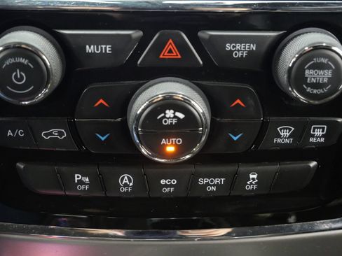 Used 2021 Jeep Grand Cherokee Laredo X AWD/4WD image 19