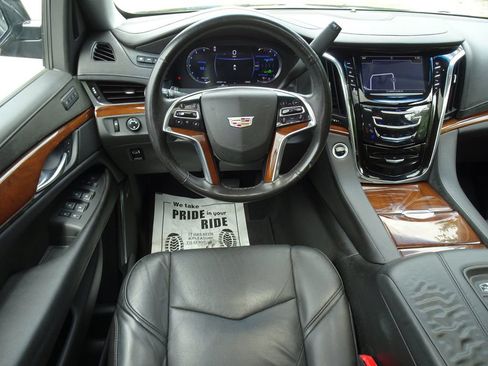 Used 2018 Cadillac Escalade Premium Luxury RWD image 13