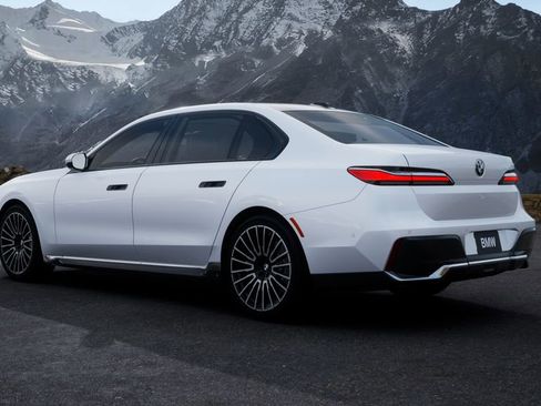New 2026 BMW 740i RWD image 2