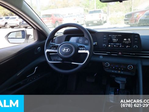 Used 2025 Hyundai Elantra Blue image 21