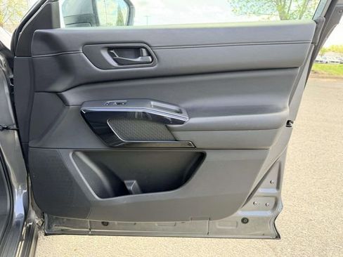 Used 2024 Nissan Pathfinder SV FWD image 8