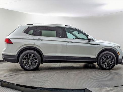 Used 2023 Volkswagen Tiguan SE w/ Panoramic Sunroof Package image 9
