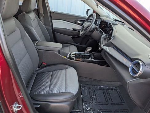 Used 2025 Chevrolet Trax LT w/ LT Convenience Package image 28