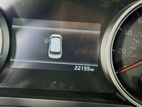 Used 2024 Kia Carnival LX image 19