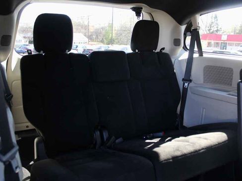 Used 2015 Dodge Grand Caravan SE image 23