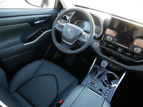 Certified 2026 Toyota Highlander XLE image 9