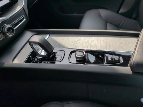 Used 2025 Volvo XC60 B5 Plus image 26