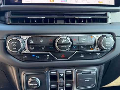 Certified 2025 Jeep Wrangler Unlimited Sahara AWD/4WD image 20