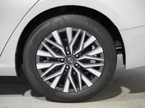 Used 2024 Nissan Altima 2.5 SV image 9