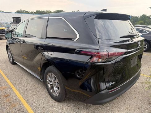 Used 2025 Toyota Sienna LE FWD image 4