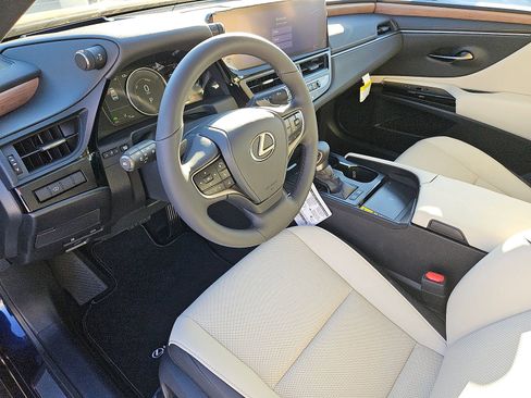 Used 2025 Lexus ES 300h w/ Premium Package image 9