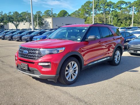 Used 2021 Ford Explorer XLT w/ Equipment Group 202A RWD image 3