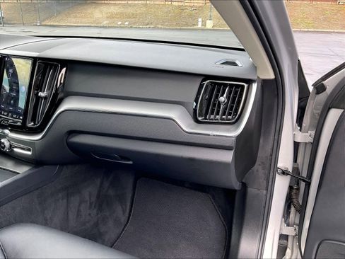 Used 2025 Volvo XC60 B5 Core image 19