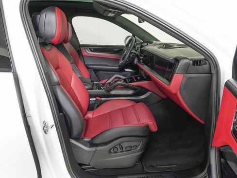Used 2025 Porsche Cayenne GTS image 9