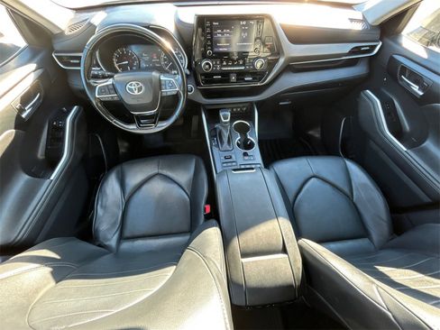 Used 2020 Toyota Highlander XLE image 28