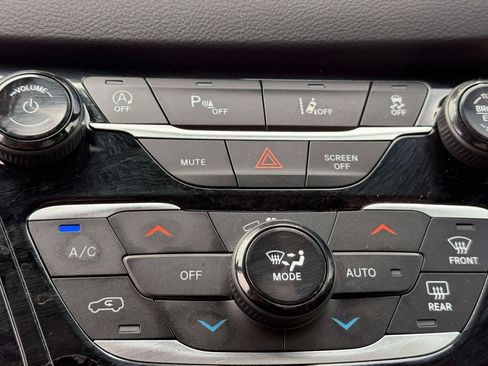 Used 2025 Chrysler Pacifica Select FWD image 28
