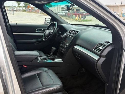 Used 2017 Ford Explorer XLT w/ Equipment Group 202A FWD image 8
