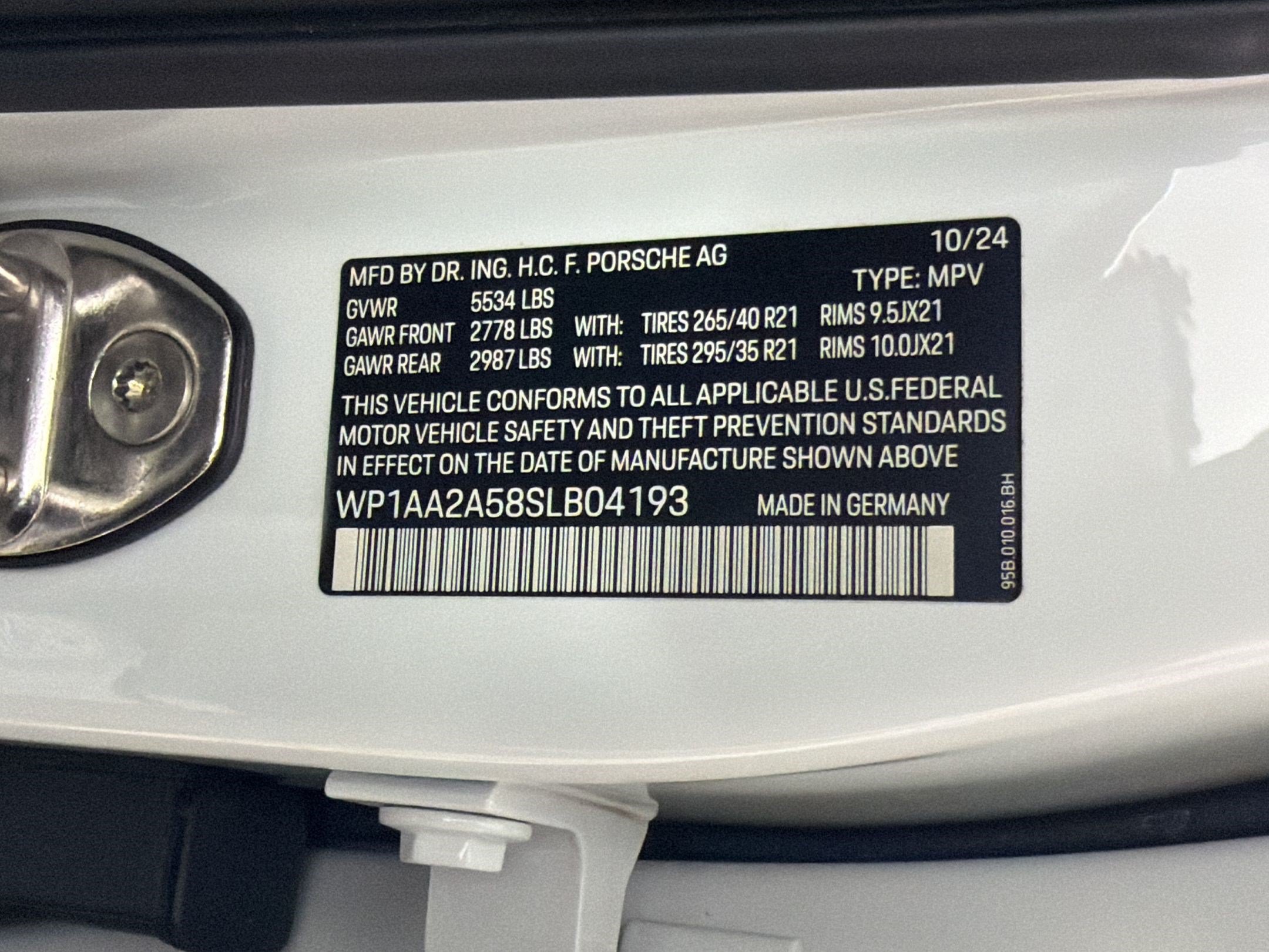 Certified 2025 Porsche Macan AWD/4WD image 26