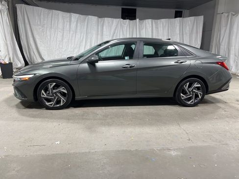 Used 2025 Hyundai Elantra SEL image 4