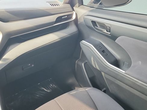 Used 2023 Toyota Highlander LE FWD image 13