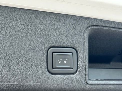 Used 2024 GMC Terrain SLT image 15